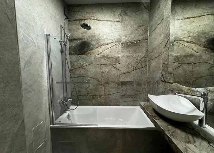 Central, Modern & Chic Gem, Near Park! 10min To Old Town, Trumski