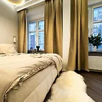 Central, Modern & Chic Gem, Near Park! 10min To Old Town, Trumski *
