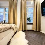 Central, Modern & Chic Gem, Near Park! 10min To Old Town, Trumski Apartamento