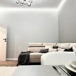 Apartamento Central, Modern & Chic Gem, Near Park! 10min To Old Town, Trumski