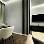 Apartamento Central, Modern & Chic Gem, Near Park! 10min To Old Town, Trumski *