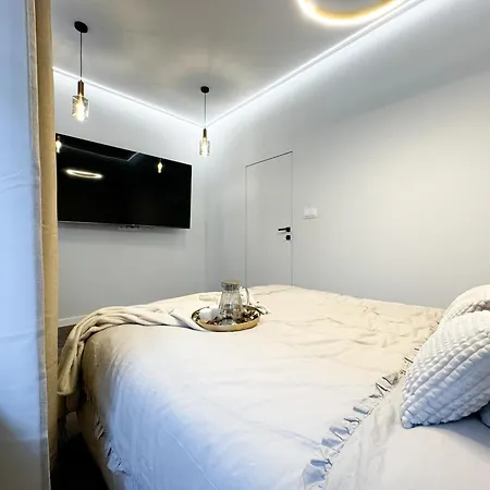 Central, Modern & Chic Gem, Near Park! 10min To Old Town, Trumski Apartamento Breslavia