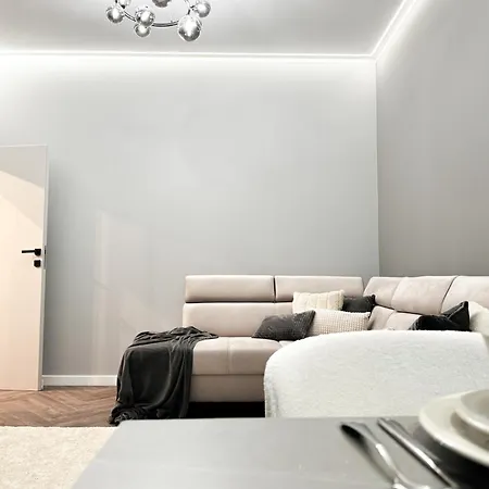 Appartamento Central, Modern & Chic Gem, Near Park! 10min To Old Town, Trumski