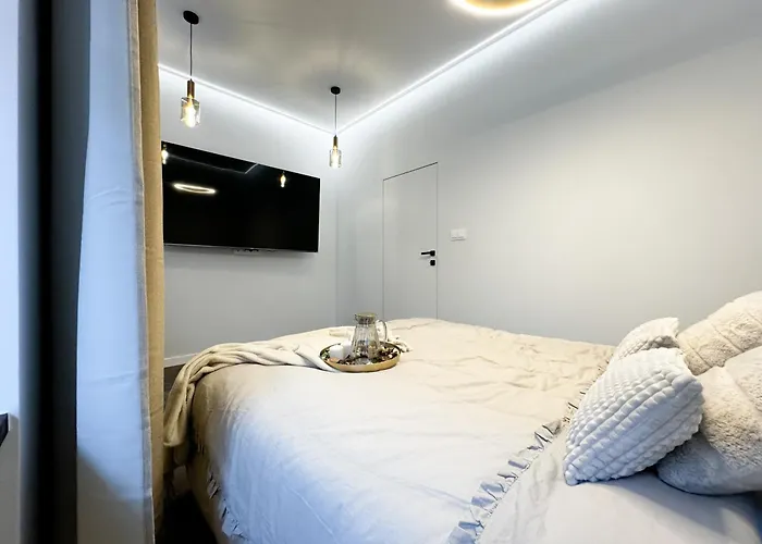 Central, Modern & Chic Gem, Near Park! 10min To Old Town, Trumski Apartmán Vratislav