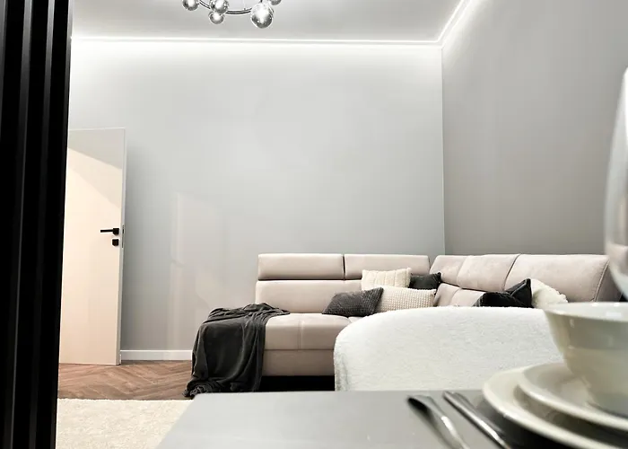 Apartmán Central, Modern & Chic Gem, Near Park! 10min To Old Town, Trumski